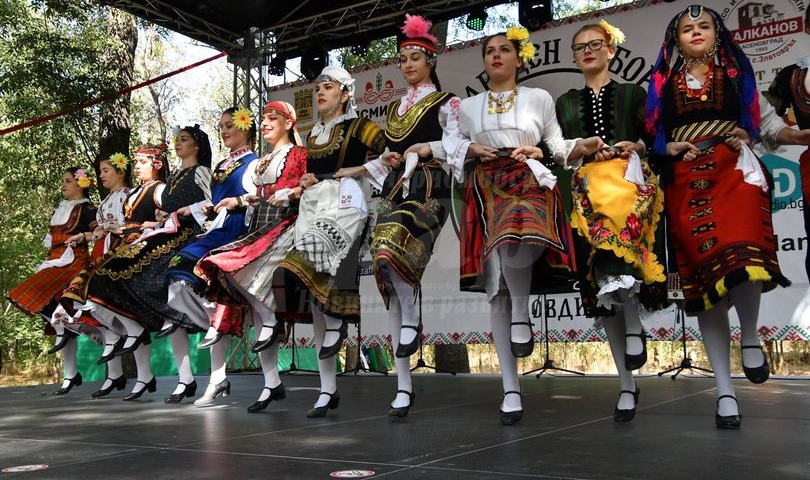 Несебърската фолклорна група Незабравка обра овациите в Пловдив